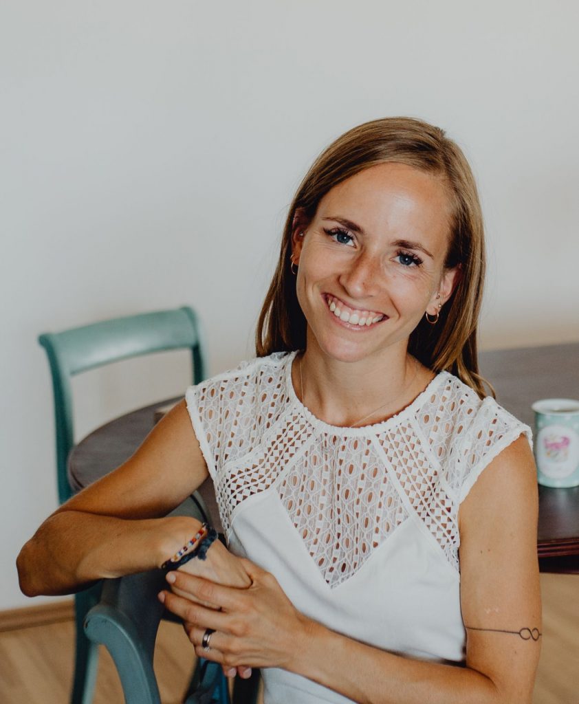 Portrait von Stephanie sitzend am Sessel